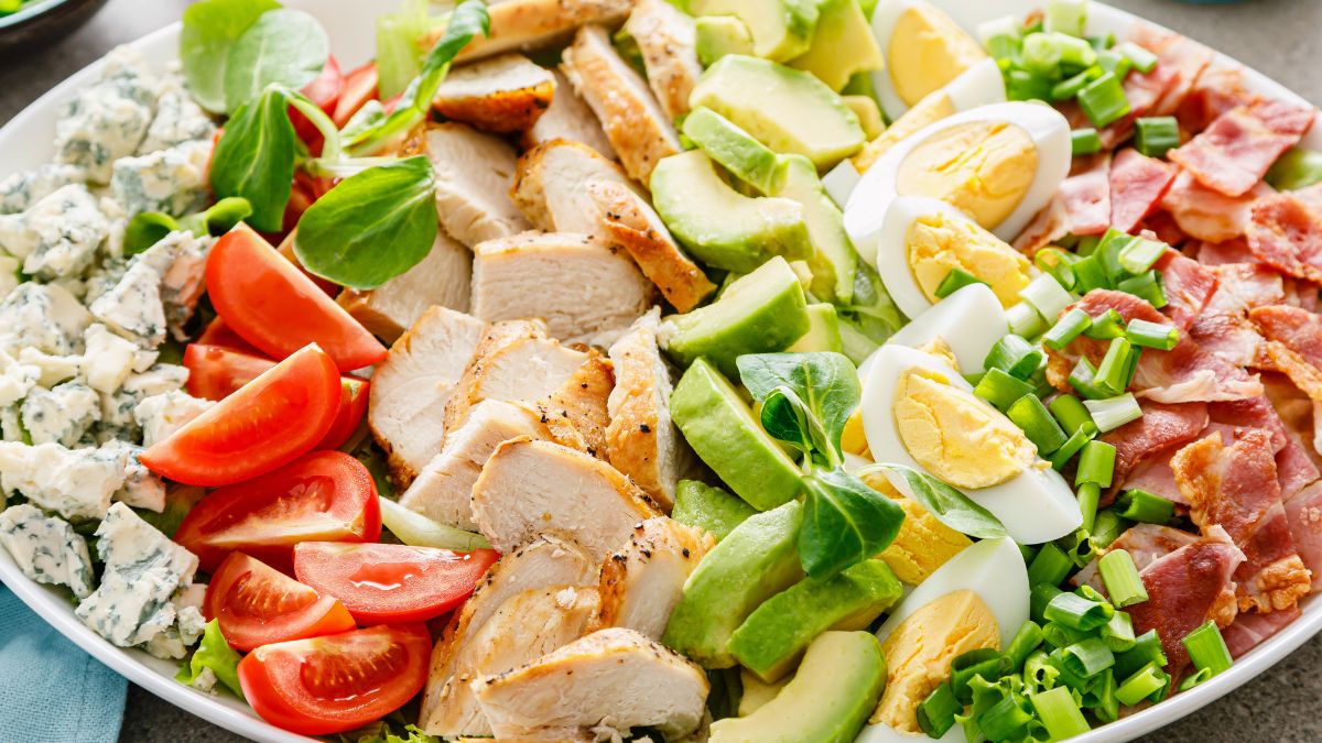 Sałatka Cobb to pełnowartościowy posiłek – zastąpi nawet obiad