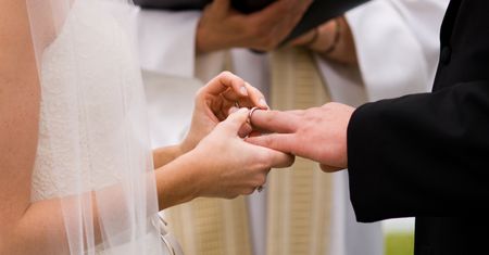 Małżeństwo bez dziecka jest grzechem? Odpowiedź księdza