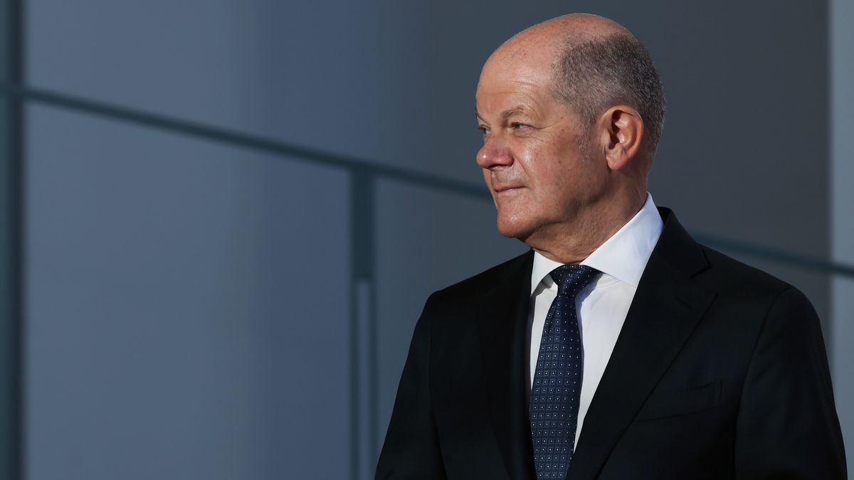 German Chancellor Olaf Scholz attends a meeting with carol singers at the Chancellery in Berlin, Germany, 07 January 2025. Children dressed as the Three Kings traditionally visit the German chancellor and collect donations for the needy on Epiphany (Three Kings Day).  EPA/HANNIBAL HANSCHKE Dostawca: PAP/EPA.