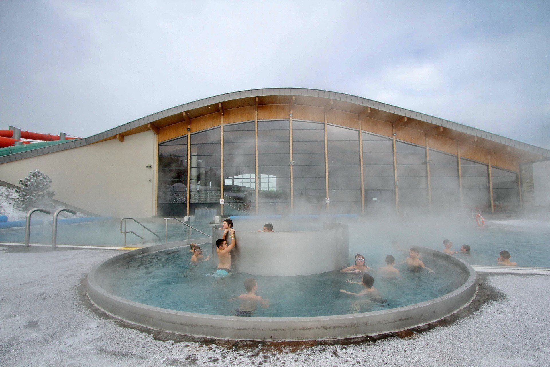 Woda termalna odpędza zmęczenie i stres, wspomaga leczenie, polepsza samopoczucie. Sprawdź, gdzie znajdują się najciekawsze kompleksy termalne w Polsce.