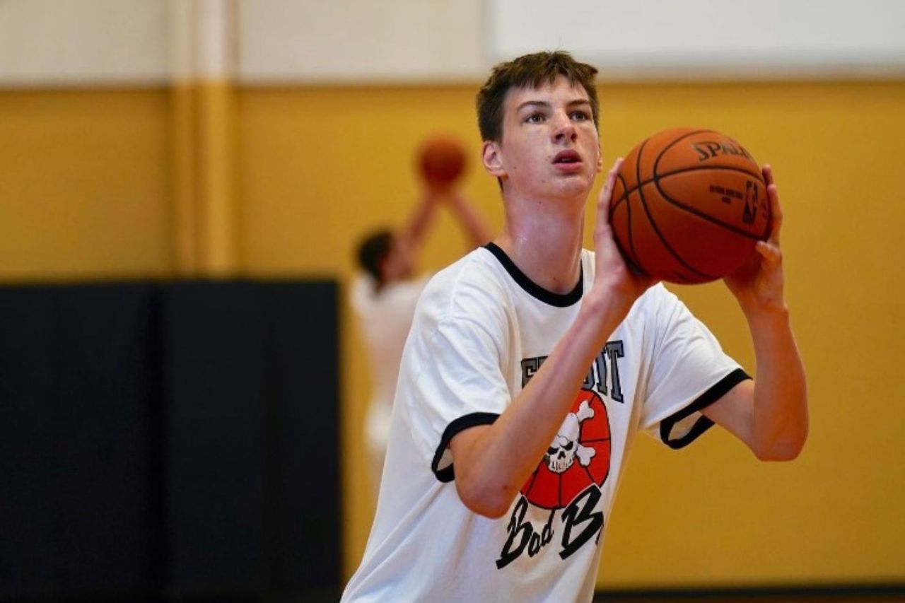 The tallest teenager in the world makes his debut with the Florida Gators team.