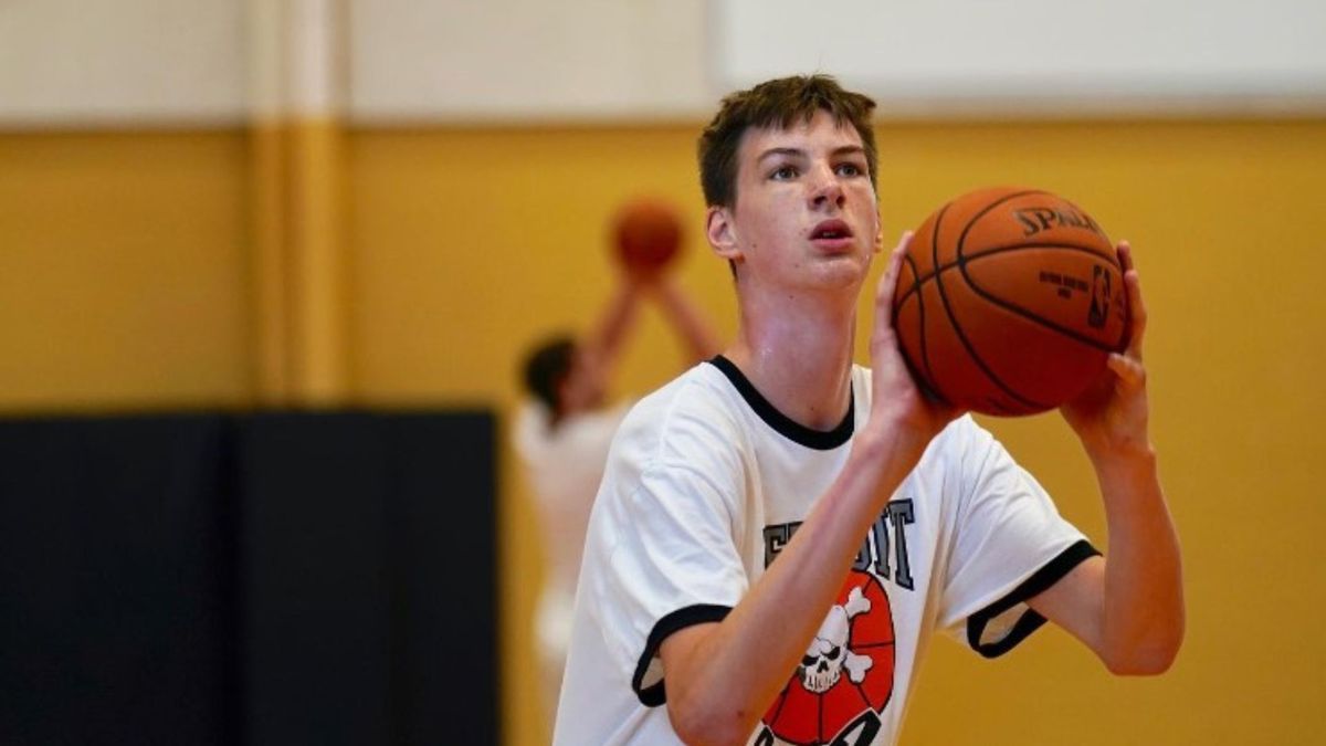 Najwyższy nastolatek na świecie debiutuje