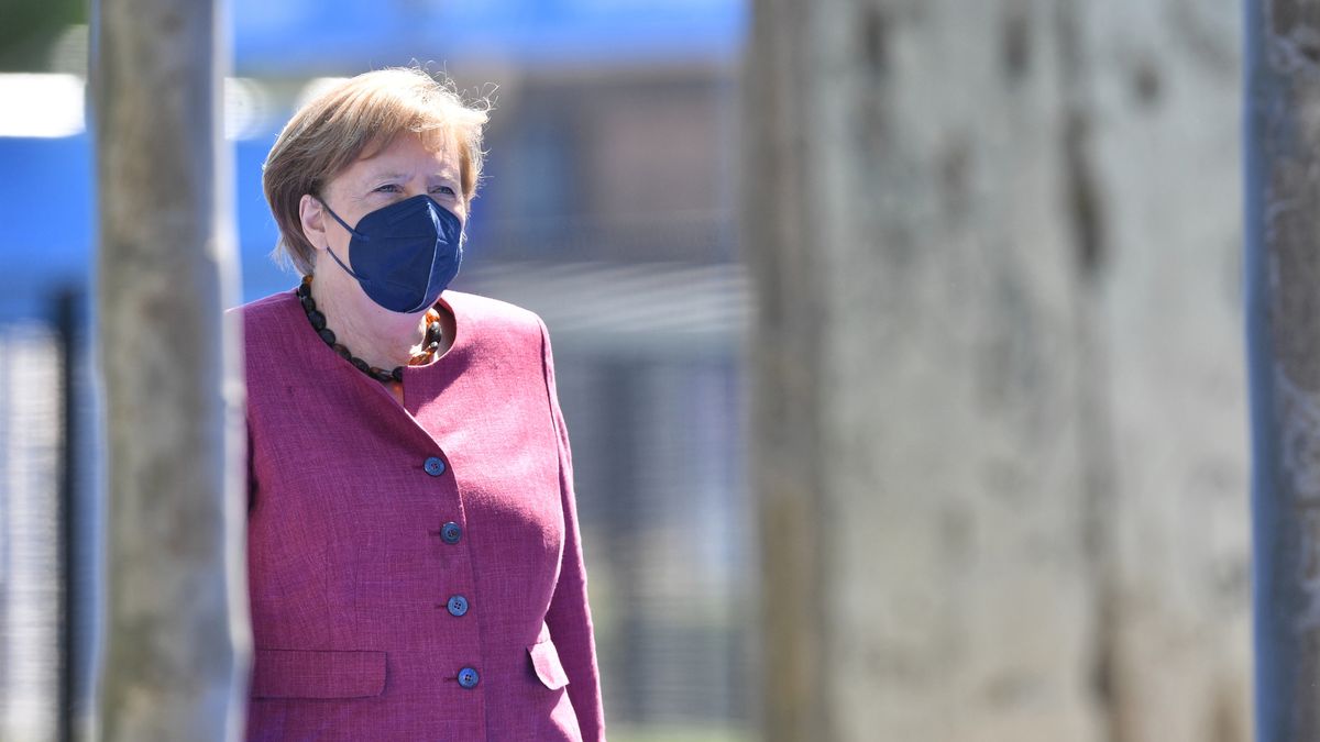 Bruksela, Belgia, 14.06.2021. Kanclerz Niemiec Angela Merkel w drodze do Kwatery Głównej NATO w Brukseli, 14 bm. Głównym przedmiotem tegorocznego jednodniowego spotkania przywódców państw i rządów krajów Sojuszu Północnoatlantyckiego ma być plan wzmocnienia i dostosowana organizacji do nowych wyzwań - "NATO 2030". (aldg) PAP/Radek Pietruszka