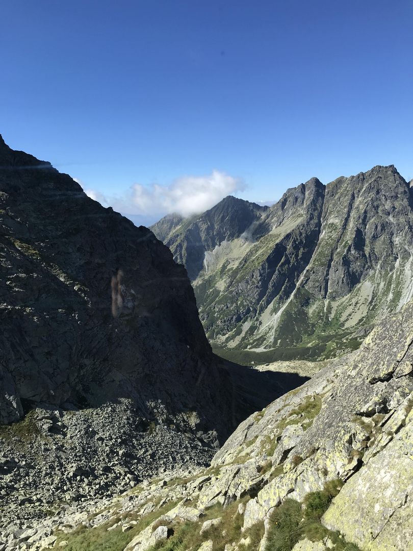 Widok z podniebnej toalety na panoramę Tatr