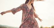 Modne sukienki na wiosnę. Boho, tropiki czy mini – którą wybierzesz dla siebie?