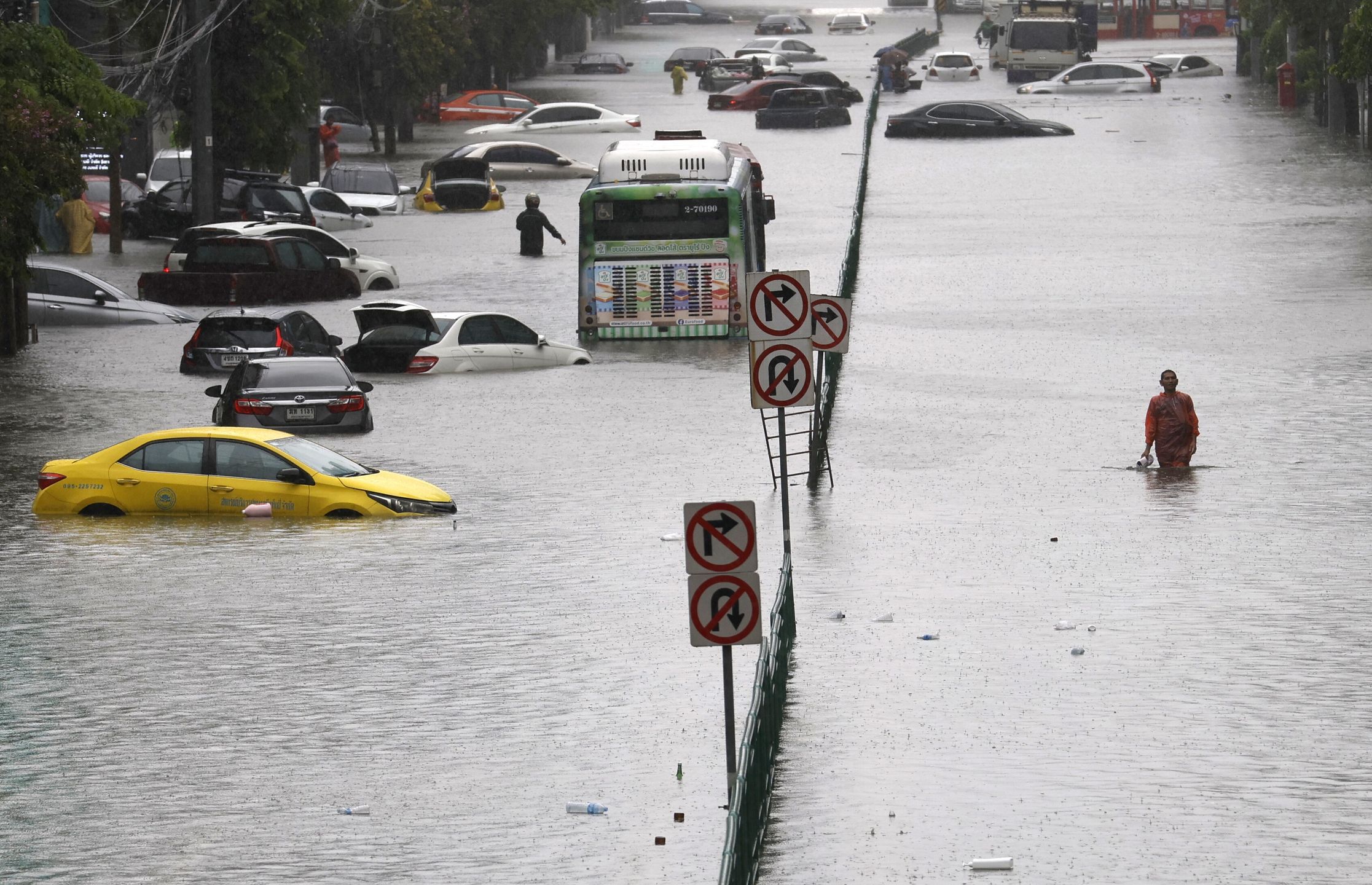 People wade through floodwater as submerged vehicles are abandoned during a downpour on a flooded major street, Phetchaburi Road in Bangkok, Thailand, 26 September 2026. All 50 districts in Bangkok have been declared flood disaster zones following the non-stop heavy downpour caused by a strong low-pressure system combined with seasonal monsoon patterns. EPA/RUNGROJ YONGRIT Dostawca: PAP/EPA.