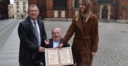 Pan Henryk przyjechał do Legnicy specjalnie znad morza - po złote serduszko WOŚP, które wylicytował od Pawła Frosta, legniczanina i radnego.