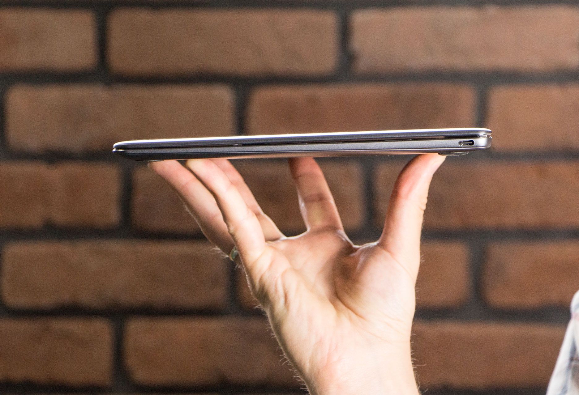 Huawei MateBook X w ręce