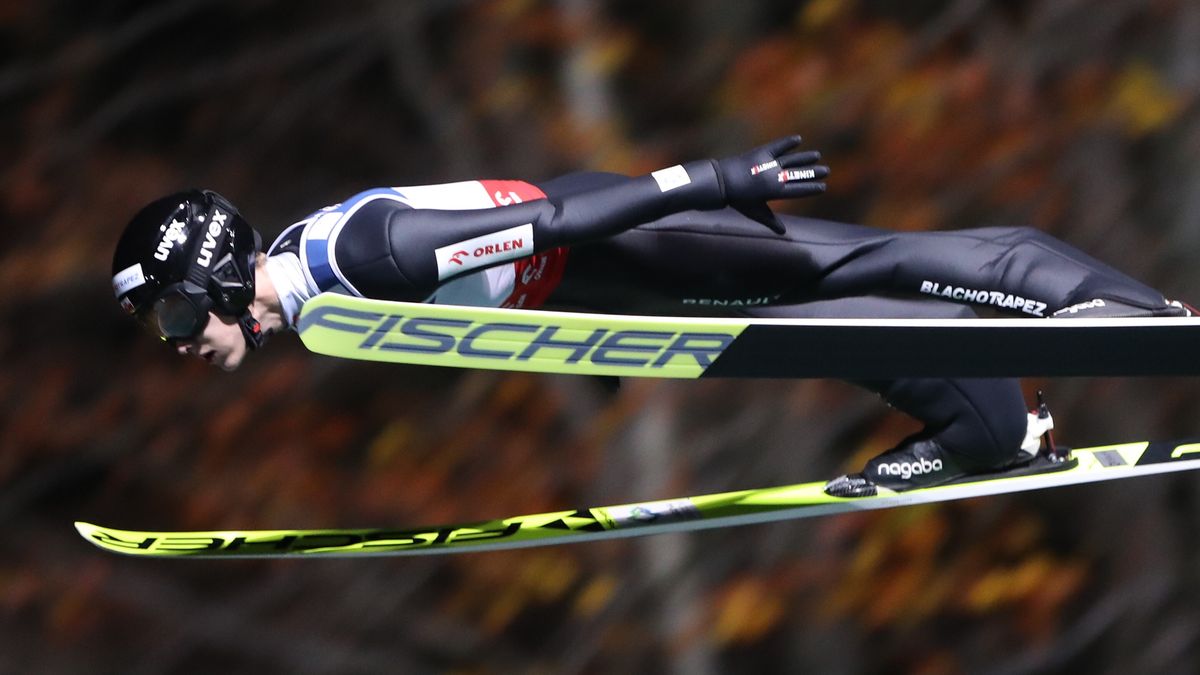 Wisła, 04.11.2022. Polak Jan Habdas podczas serii kwalifikacyjnej przed zawodami Pucharu Świata w skokach narciarskich, 4 bm. w Wiśle. (mk) PAP/Grzegorz Momot