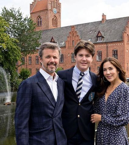 Dumni rodzice Frederik i Maria z synem Christianem