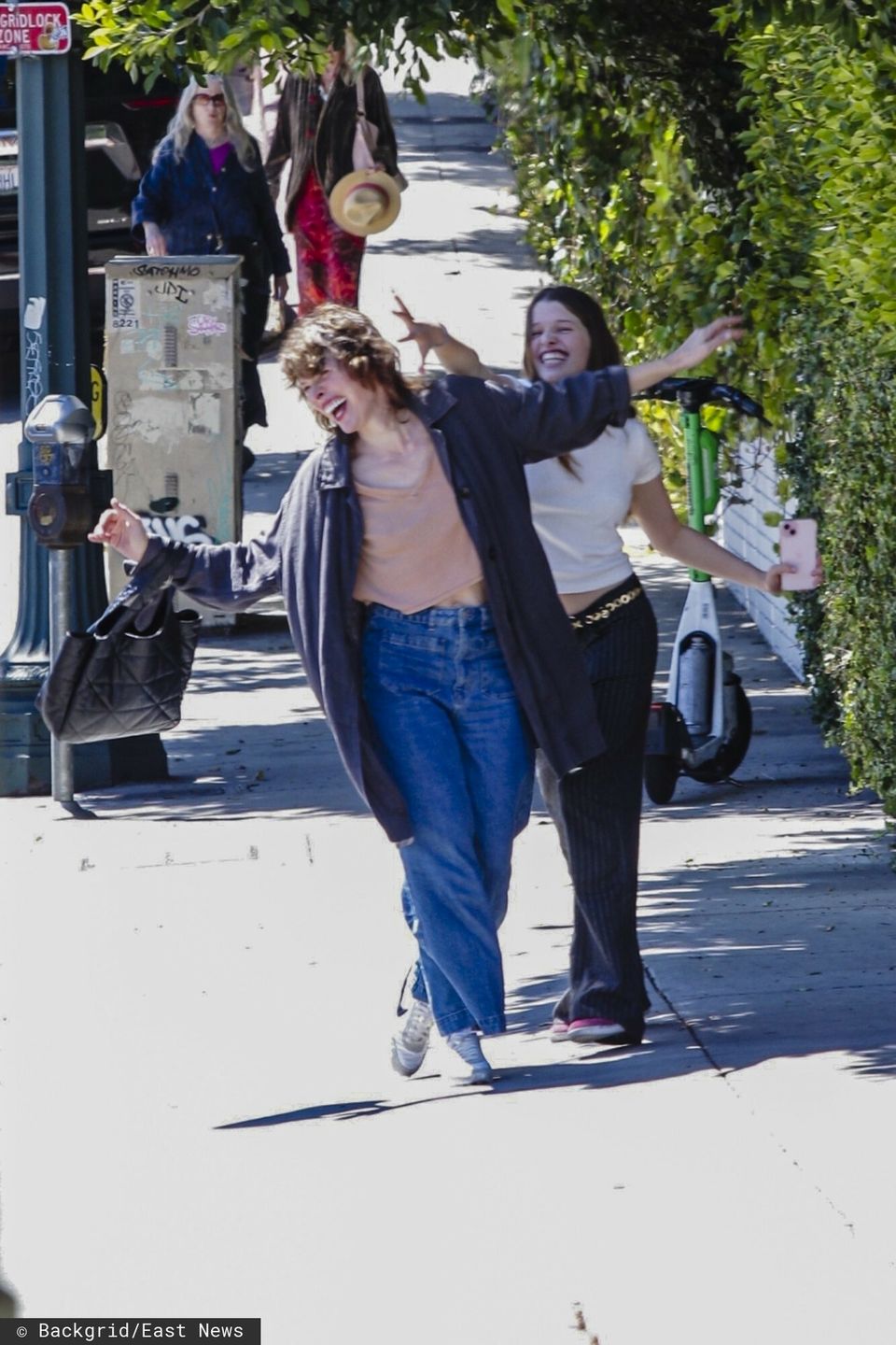 Milla Jovovich "przyłapana" na spacerze z córką w Los Angeles