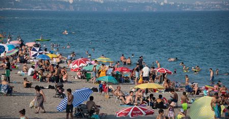 Setki tysięcy Rosjan na wakacjach. "Nie wszędzie są mile widziani"