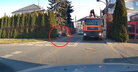 Szła chodnikiem. Wówczas nadjechał mercedes. Nagranie z Warszawy