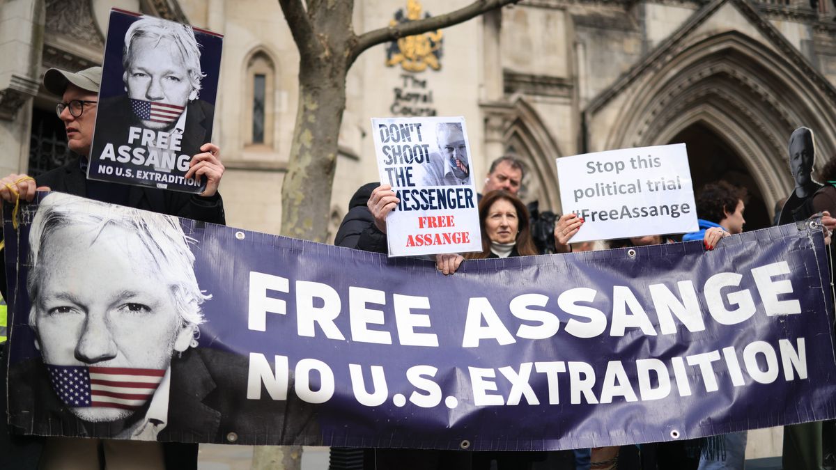 Julian Assange supporters protest outside the Royal Courts of Justice in London, Britain, 26 March 2024. According to a press statement by Courts and Tribunals Judiciary on 26 March, the High Court has granted WikiLeaks founder Julian Assange conditional permission to appeal his extradition to the US. The US was given a three weeks period to ensure that Assange will not be sentenced to death, that he will be afforded his first amendment rights (free speech) and that his Australian nationality will not be a prejudice in case of trial. The next hearing is due for 20 May, to review whether the latest conditions have been met. EPA/NEIL HALL Dostawca: PAP/EPA.