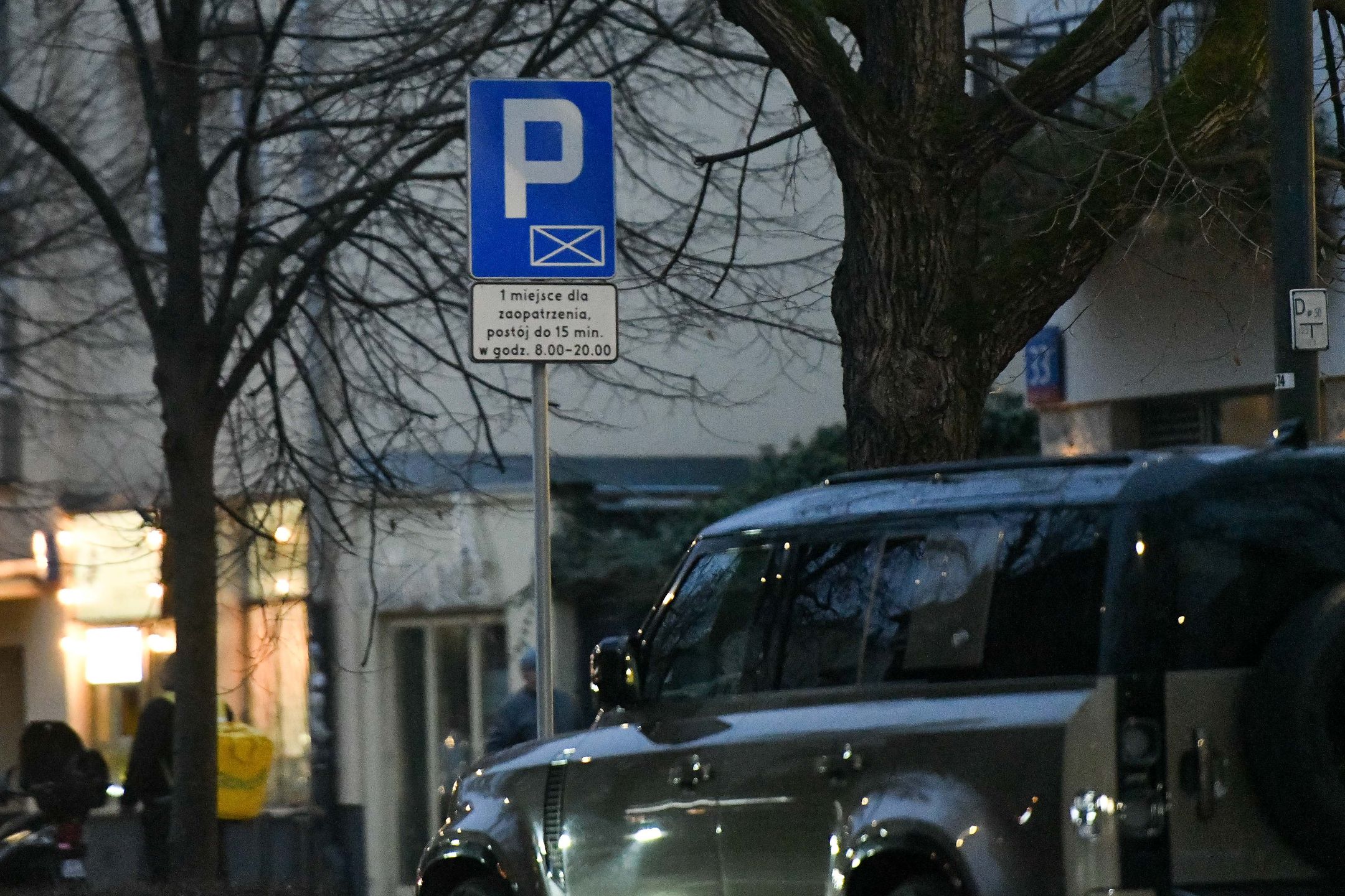 Tomasz Karolak parkuje w niedozwolonym miejscu