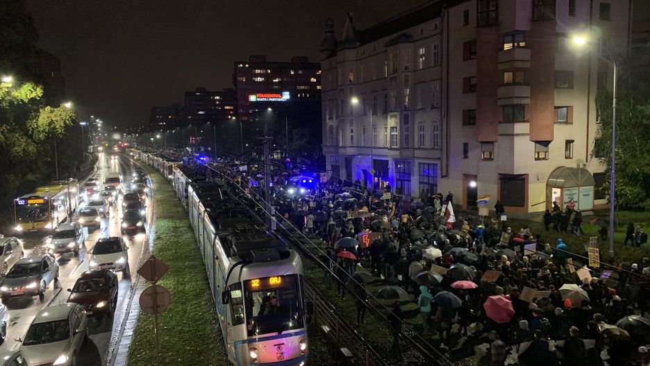 Strajk Kobiet. Nie tylko Wrocław wyszedł na ulice. "Tak jakby było mało problemów"