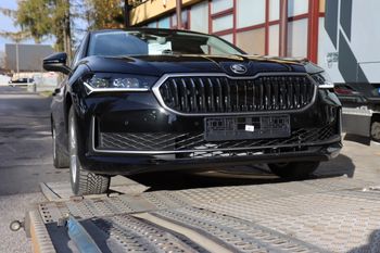 Nowe nieoznakowane radiowozy. Tym razem policja wybrała inna markę