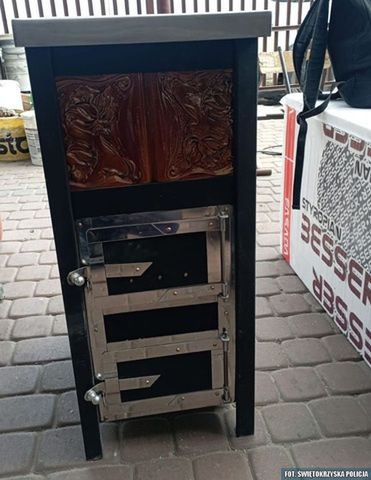 42-latek odpowie za kradzież pieca kaflowego