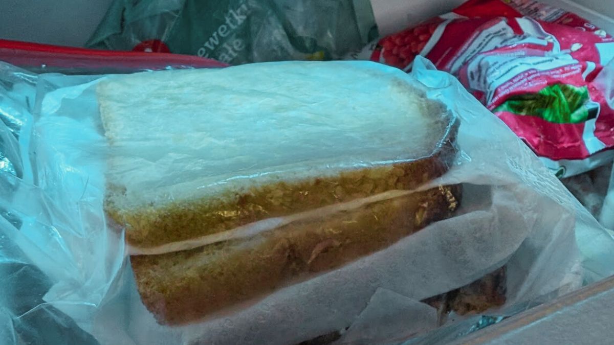 Mrożenie chleba z papierowym ręcznikiem ma sens