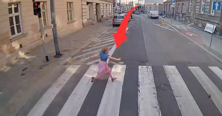 O włos od tragedii. Dziewczynka wybiegła prosto pod autobus