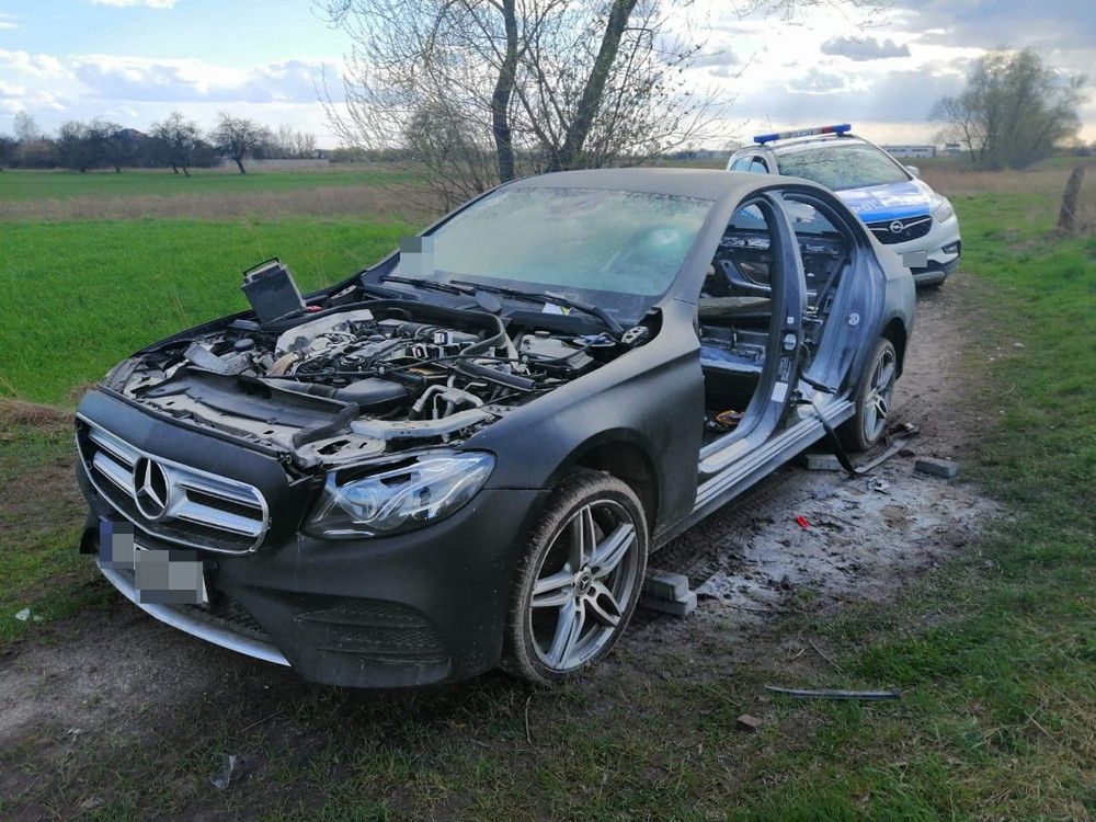 Mazowieckie. Policja odzyskała skradzionego mercedesa wartego 170 tys. zł