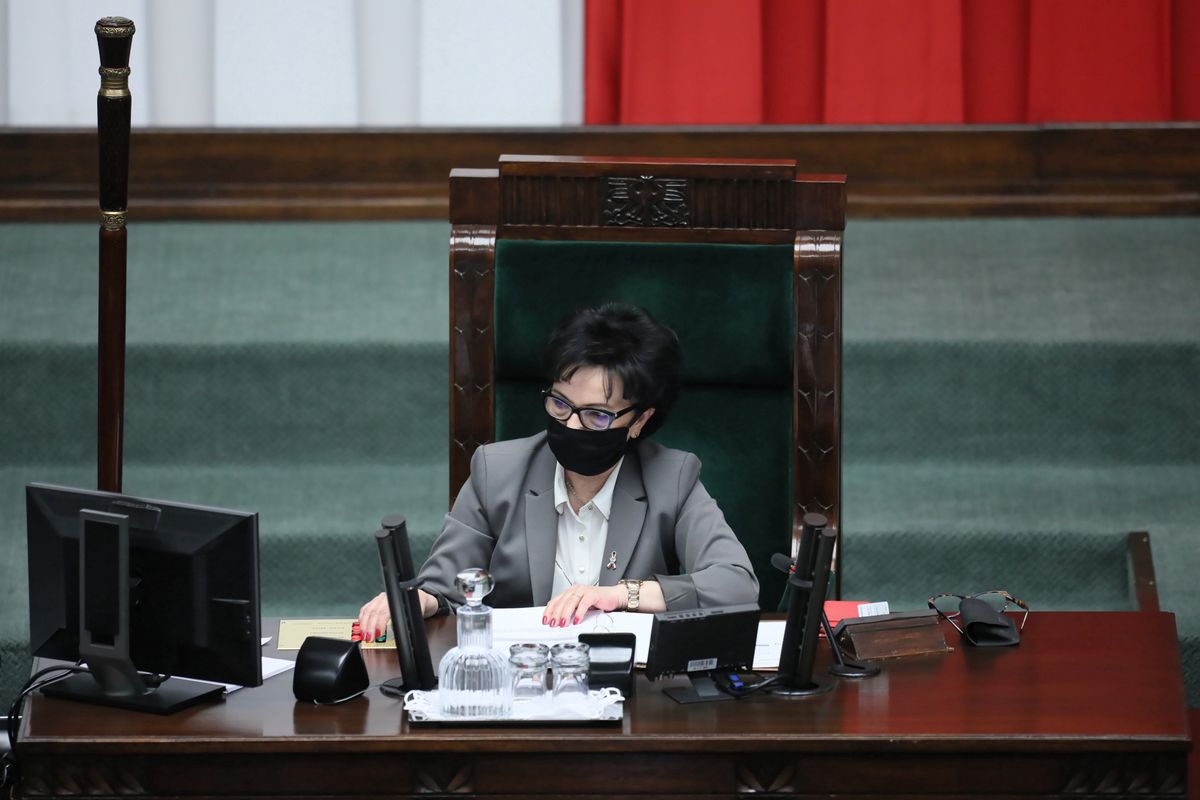 Elżbieta Witek posłużyła się opiniami prawników sprzed 3 lat, by usprawiedliwić reasumpcję głosowania na ostatnim posiedzeniu Sejmu