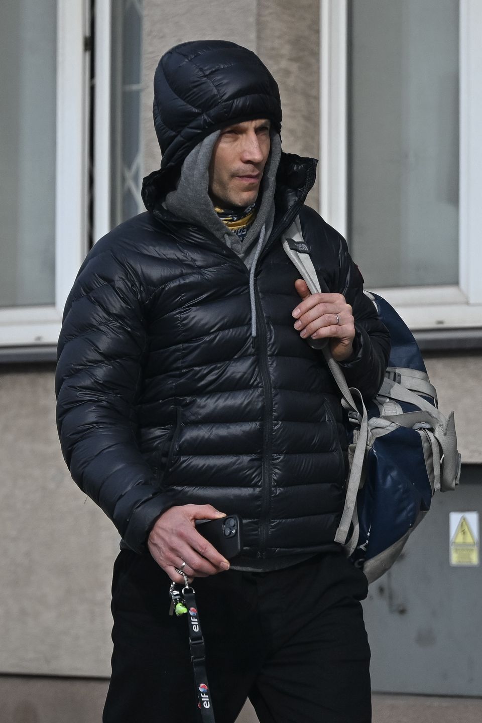 Tomasz Wolny wozi się po mieście zdezelowanym oplem