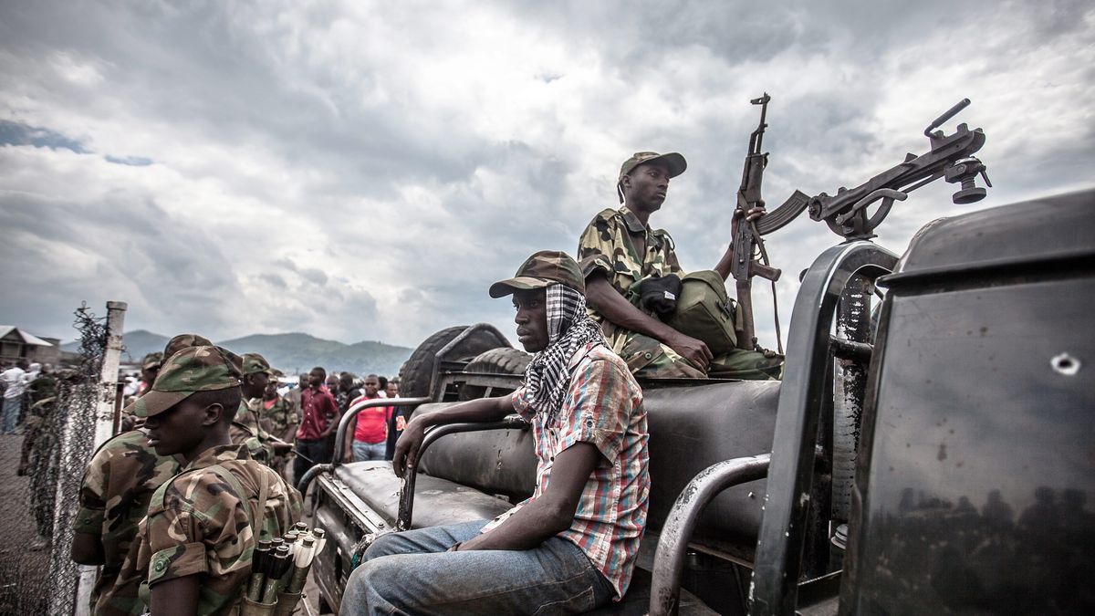 Goma, in Congo DRC decleared to be under the control of M23 rebels
epa03480854 M23 rebels stand guard outside the Goma football stadium as the M23 rebel spokes person, Lt Col Vianney Kazarama, gives a speech to a crowd of thousands in Goma, Congo DRC, 21 November 2012. Kazarama declared Goma to be under the control of M23, urging civil servants to return to work.  EPA/TIM FRECCIA 
Dostawca: PAP/EPA.
TIM FRECCIA