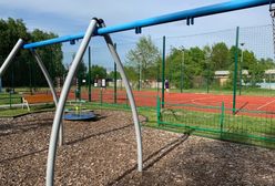 Warszawa. Ukradli huśtawki z placu zabaw na Bielanach