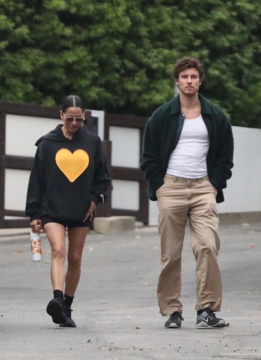 Shawn Mendes na spacerze ze starszą o 26 lat terapeutką