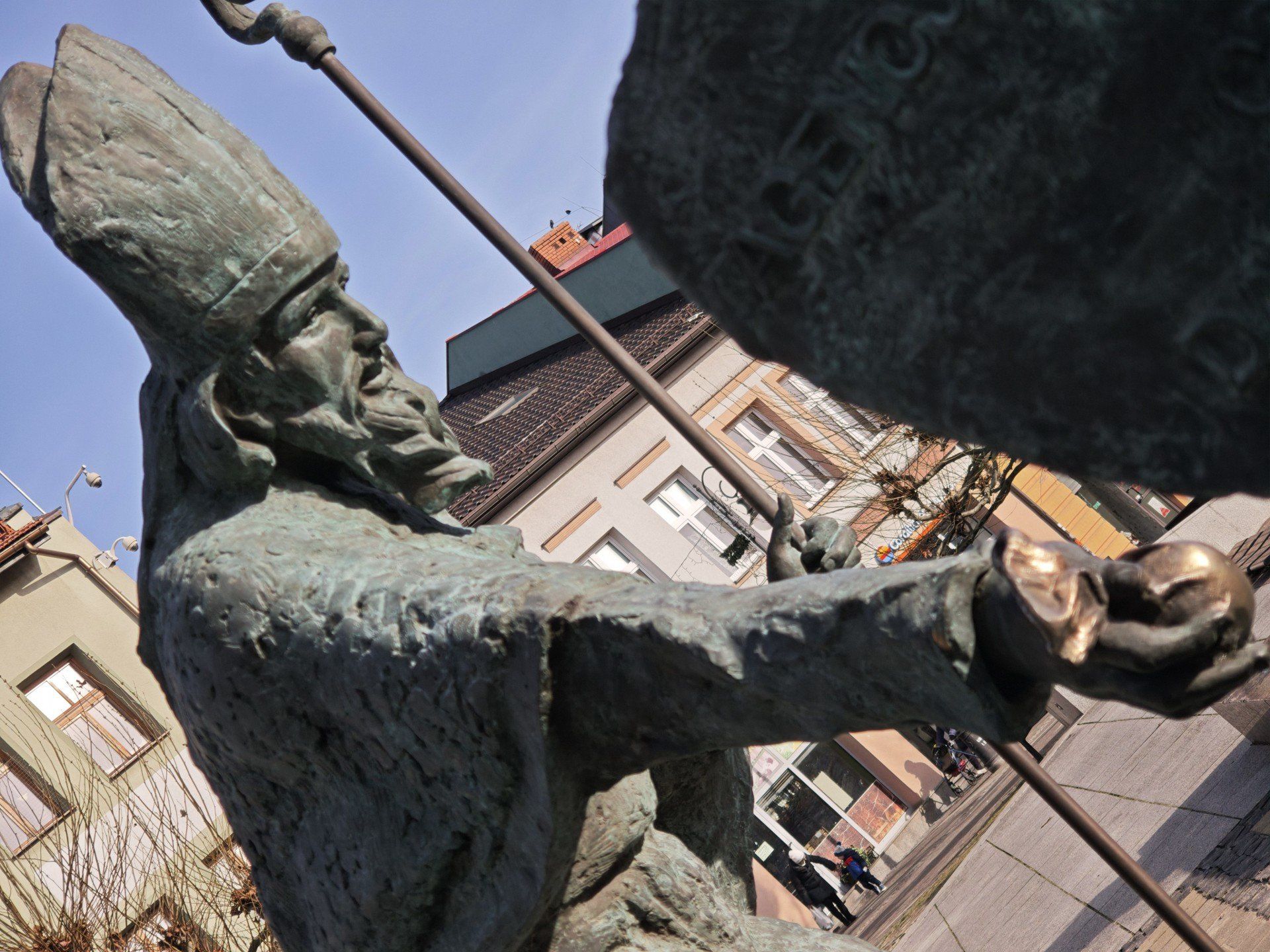 Pomnik, który wywołał burzę. Mieszkańcy Chrzanowa ostro oceniają św. Mikołaja