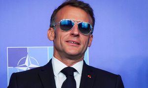 Tajemnica okularów Macrona. To dlatego ich nie zdejmuje