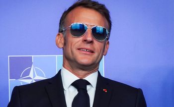 Tajemnica okularów Macrona. To dlatego się bez nich nie rusza