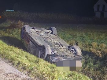 Cholewiana Góra: 26-latek w BMW potrącił rowerzystę, a potem sam dachował. Kierowca wydmuchał dwa promile