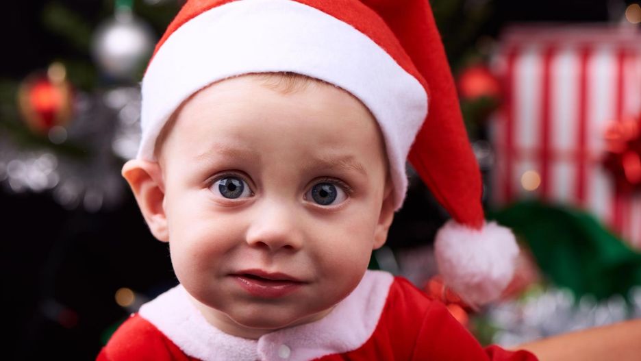 Chłopczyk w czapce Mikołaja.