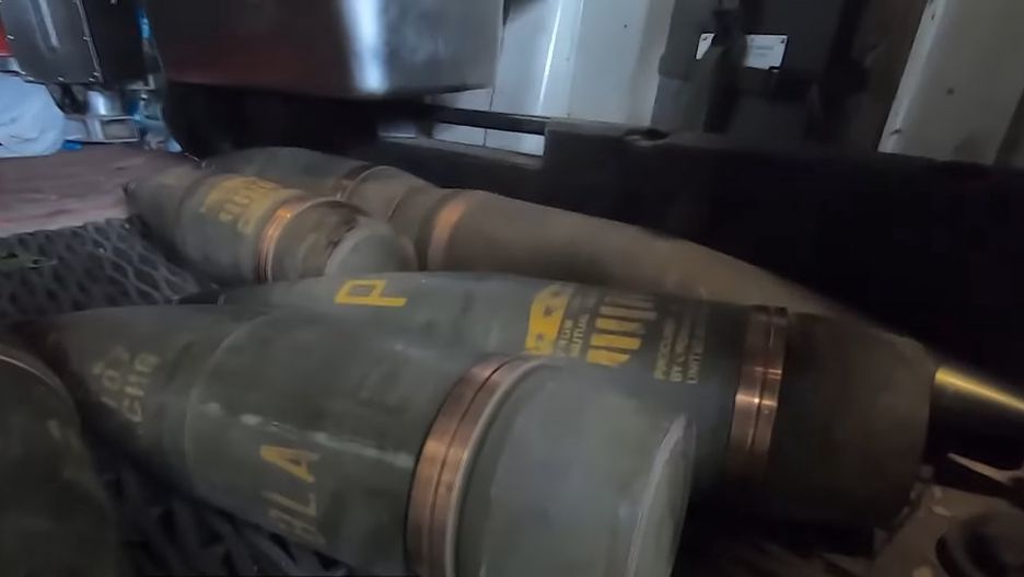 Pociski artyleryjskie kal. 155 mm M107 z lat 60. XX wieku w ukraińskim AHS Krab.