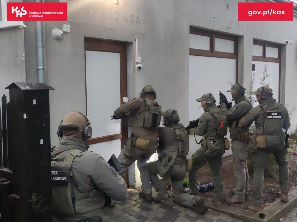 Funkcjonariusze przed wejściem do salonu hazardu