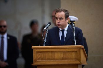 Lecornu ponownie powołał rząd. Jego dni znów policzone?