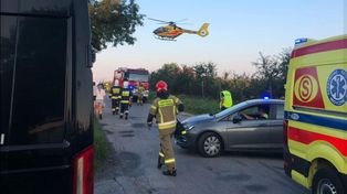 Małówka: Samochód osobowy wpadł do potoku. DK19 zablokowana