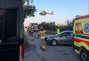 Małówka: Samochód osobowy wpadł do potoku. DK19 zablokowana