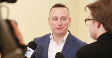 Rolnicy zostawili pod biurem Krzysztofa Brejzy nieprzyjemną niespodziankę