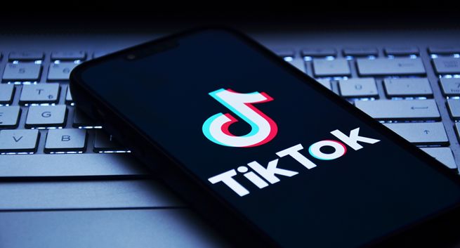 TikTok przyciąga polskich internautów na dłużej niż Facebook. Duży wzrost Reddita