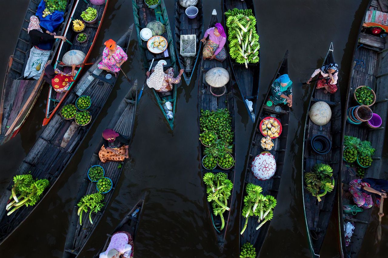 Zwycięzcą Siena International Photo Award 2018 został KM Asad z Bangladeszu. Sfotografowany przez niego w Koks Badźar chłopiec z ludu Rohingya doświadczył niedawno przemocy, która spotyka uchodźców, którzy próbują przekroczyć granicę Bangladeszu. Według UNHCR ponad 64 tysiące uchodźców od 25 sierpnia 2017 roku próbowało uciec z kraju, w którym są prześladowani.