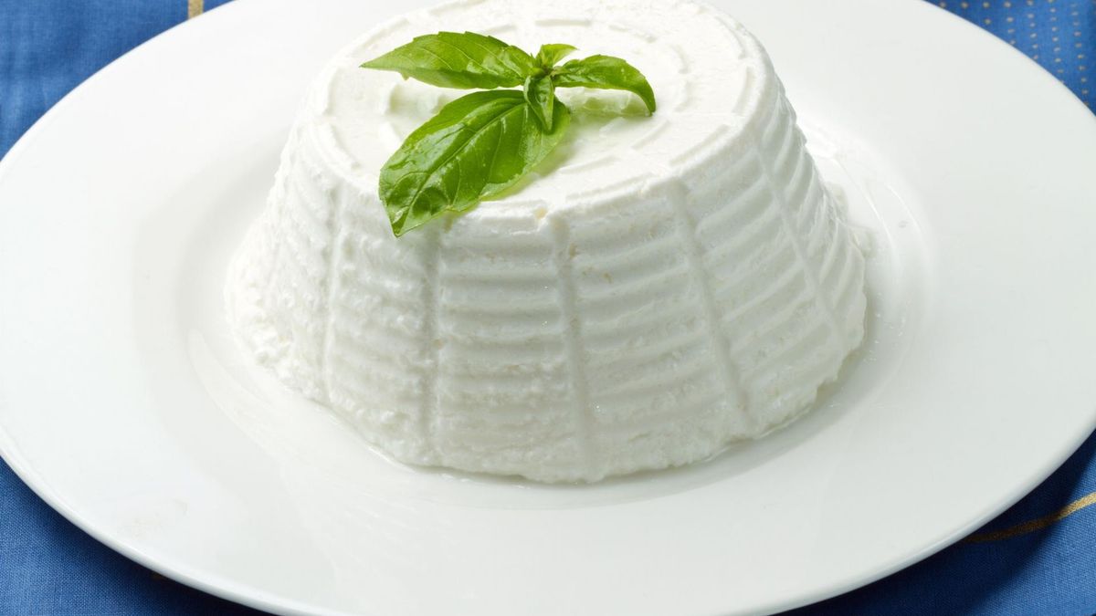 Ricotta	to miękki włoski ser, który wytwarza się z serwatki po serach podpuszczkowych. Jego konsystencja przypomina delikatny, drobnoziarnisty twaróg, jest jednak bardziej kremowa.