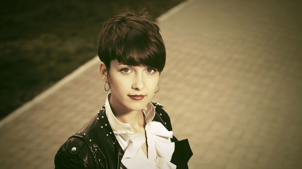 Panie z małym biustem mogą wybrać bluzkę z żabotem