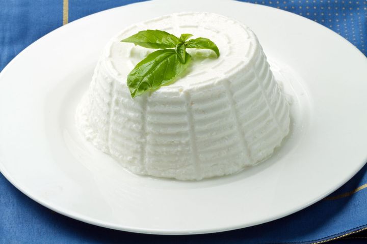 Ricotta	to miękki włoski ser, który wytwarza się z serwatki po serach podpuszczkowych. Jego konsystencja przypomina delikatny, drobnoziarnisty twaróg, jest jednak bardziej kremowa.