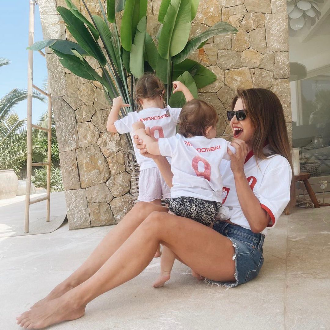 Anna Lewandowska z córkami na Majorce w 2021 roku 