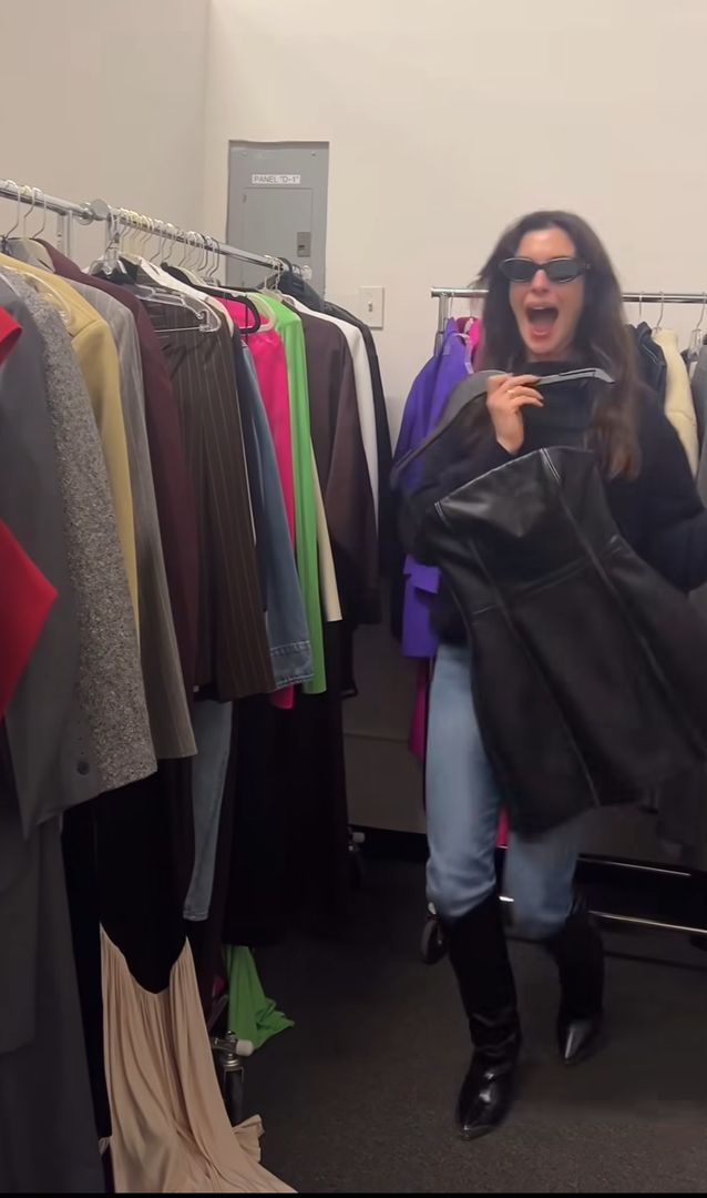Anne Hathaway lansuje modę na skórzane sukienki