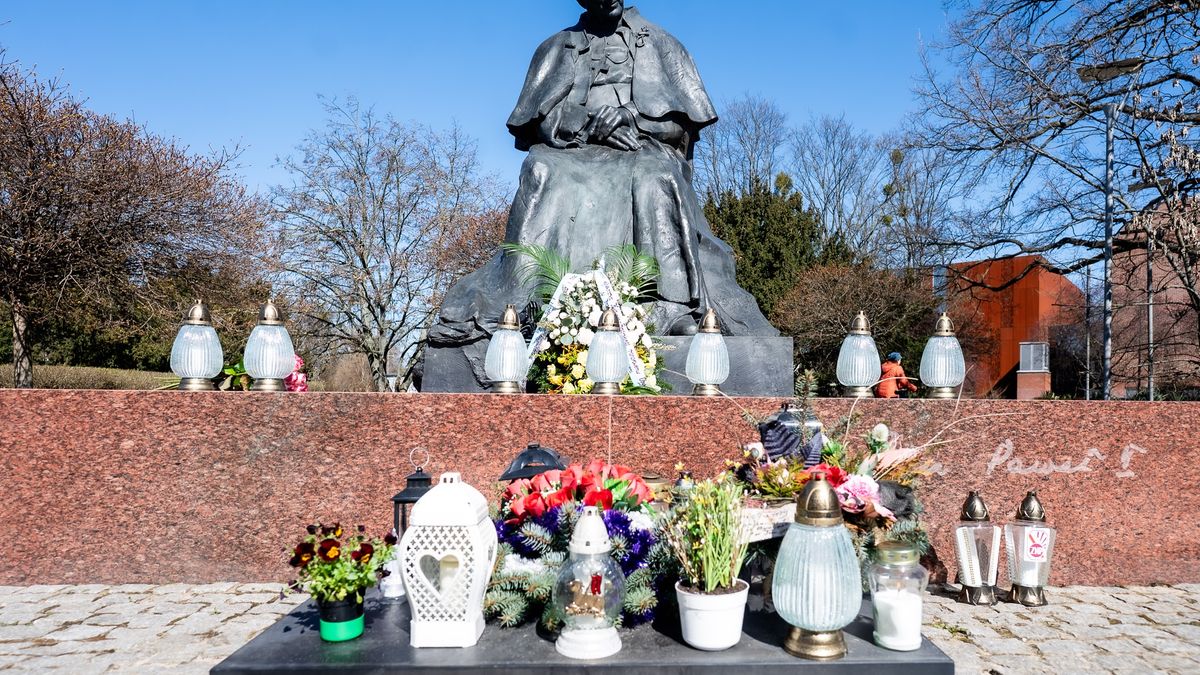 Kwiaty pod Pomnikiem Jana Pawła II