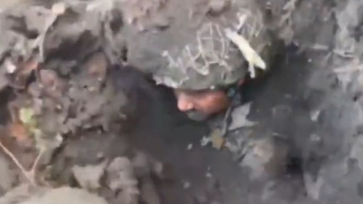 Ukraiński żołnierz znalazł się pod ziemią po ostrzale, koledzy uratowali mu życie